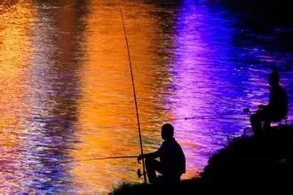 【钓鱼技巧】夏季夜钓大鱼的技巧！