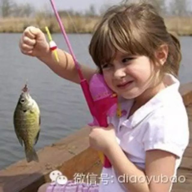 小女孩用玩具钓竿和老爸一起钓鱼 钓到一条超大的