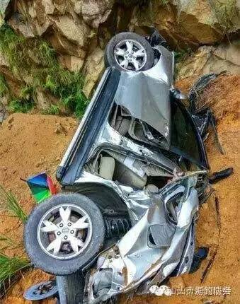 一辆粤D牌轿车在普宁下架山坠崖3人遇难（视频）