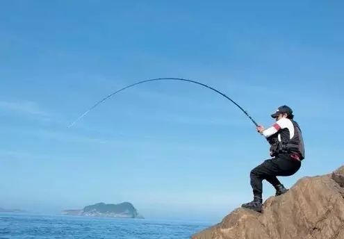 海竿钓鱼中钩后，该怎样摇轮收线起鱼？