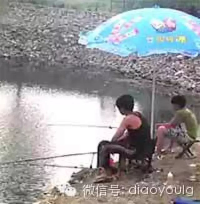 【视频】小兄弟，你真不适合钓鱼！