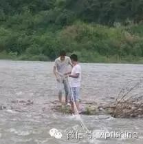 重庆一钓友太过专心，被困洪水之中