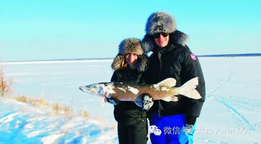 俄罗斯人冬天最爱冰钓配伏特加