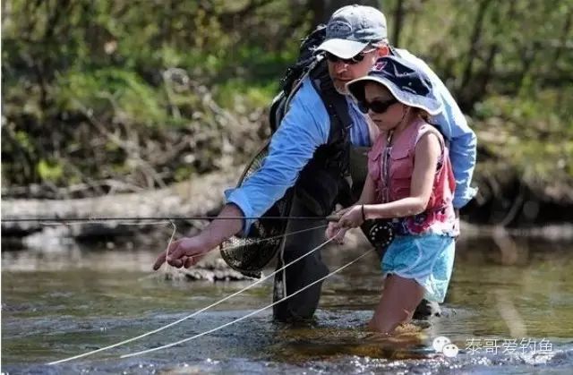 钓鱼要从娃娃抓起，五岁小女孩拉出来的东西让他们大吃一惊……