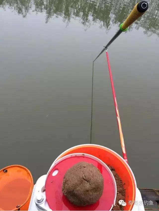 【常识】钓鱼时竿尖入水的作用及竿尖入水多少有什么用？