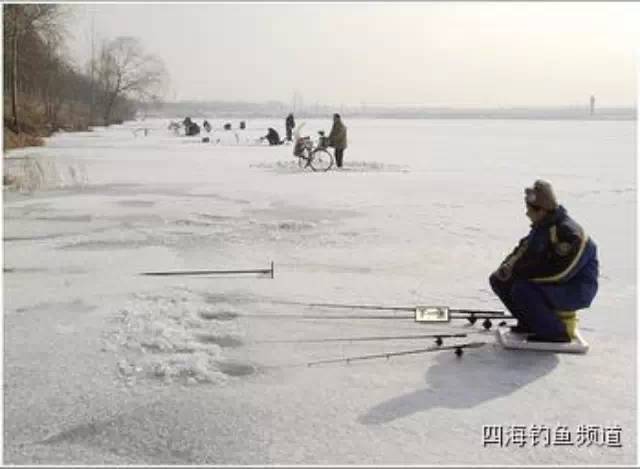 冬季钓鱼如何巧妙处理水面薄冰