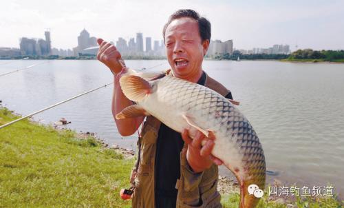沈阳男子浑河钓上18斤“鲤鱼王” 长85厘米