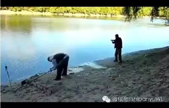 【视频】男子钓鱼断线 一怒之下冲进水里又把鱼线拽了上来
