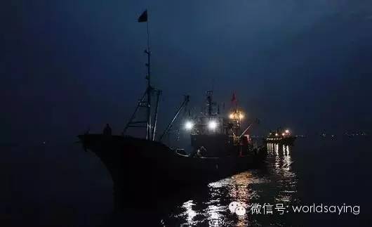 现实版《海雾》山东渔船远洋杀戮亲历者：我们11人杀了22名同伴】33名船员出海，出海8个月，被中国渔政船拖回港时，船上只剩11名