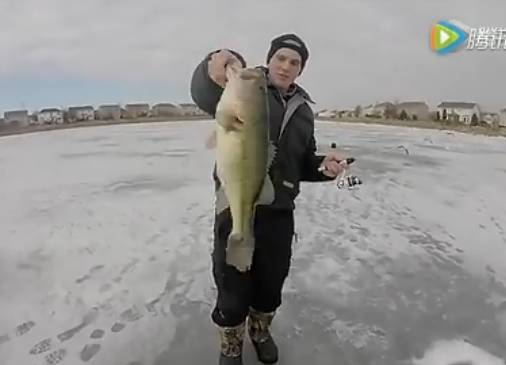 雪场玩冰钓，大鱼一条接一条，这感觉太棒了！