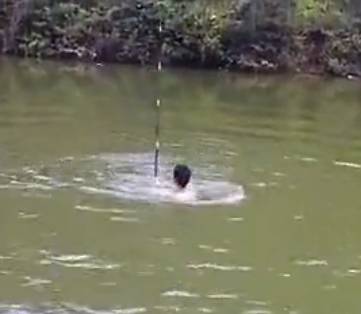 鱼竿被大鱼拖下水，只好在水里钓鱼了！