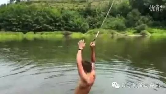 （视频）吓傻了！！还能不能愉快的钓鱼了？