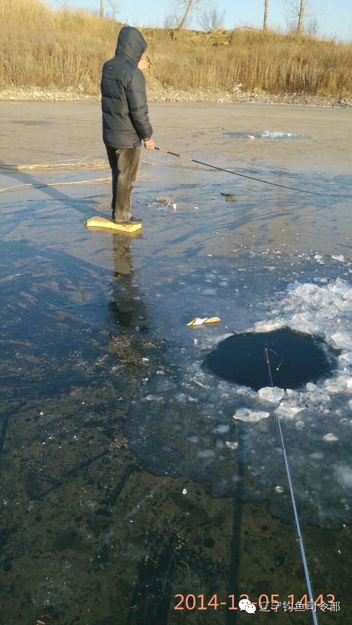 辽阳强哥凿冰爽钓公鱼——一寸多厚的冰，注意安全啊
