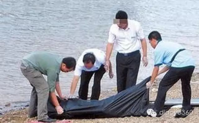 南京：钓鱼人月牙湖边“钓”起一具尸体