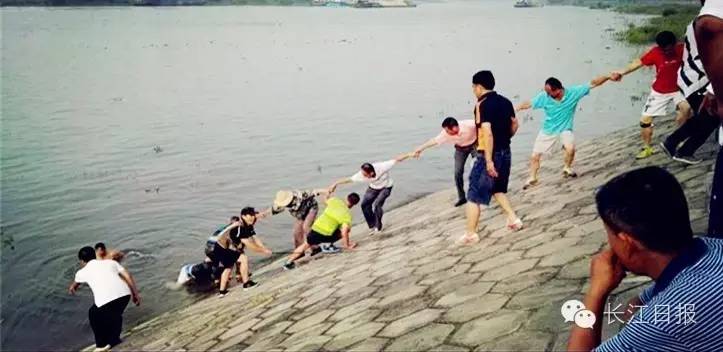 武汉市民江边结成人梯救人：父亲钓鱼滑落水中，儿子紧急奔跑呼救