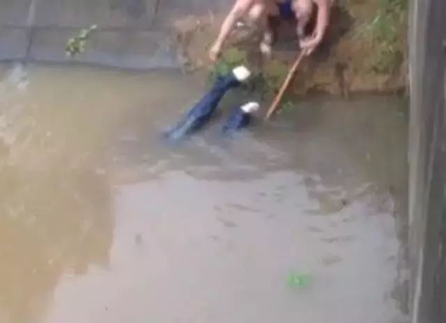 才发生的悲剧！松滋市沙道观一男子钓鱼时落入水中 不幸身亡！