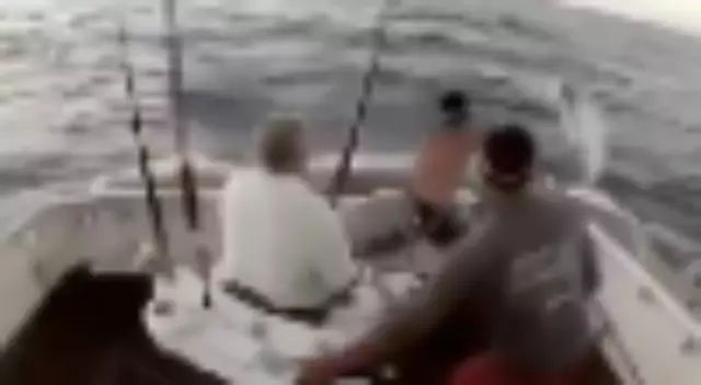 【视频】这是要翻天的节奏，海钓人的天堂
