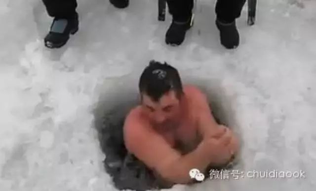 【视频】砸个冰窟窿钓鱼，却钻出两个人来，太抗冻了！