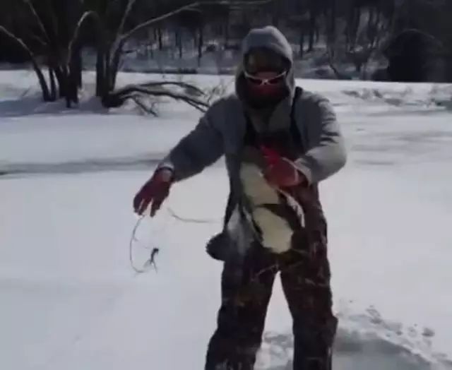 惊奇！男子凿穿冰面钓鱼钓到鸭子
