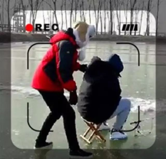 【渔趣视频】二逼青年在冰钓现场撩闲，看把这群钓鱼人了气的···