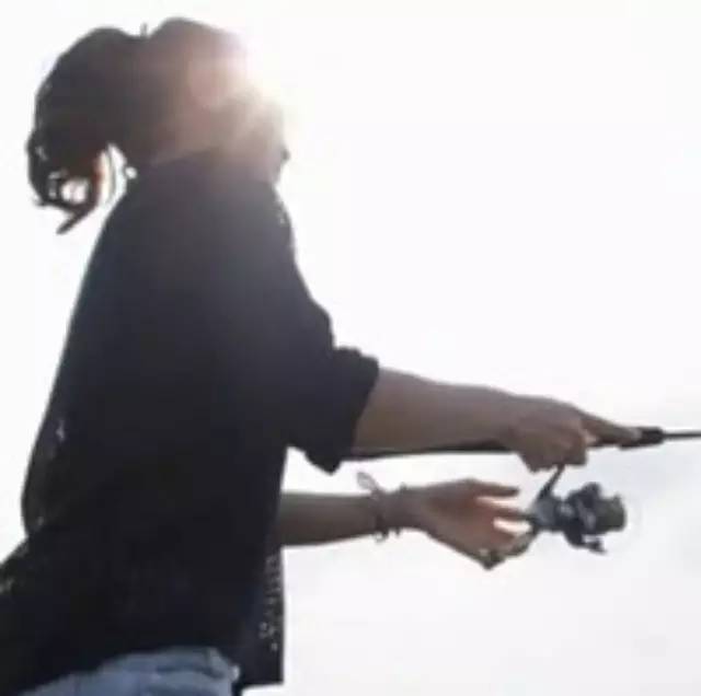 【钓鱼视频】泰国美女的路亚金目鲈钓行 美女爱好者不容错过