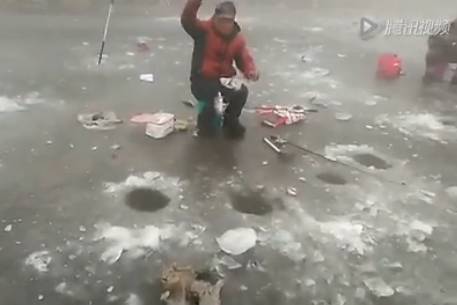 【视频】冰钓连竿，女朋友跟他抢着钓鱼