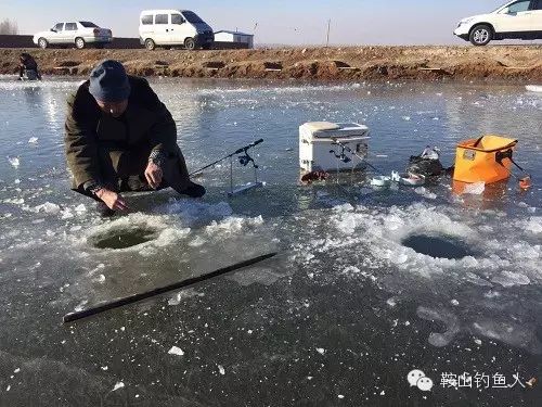 【钓鱼技巧】冬季冰钓如何打窝
