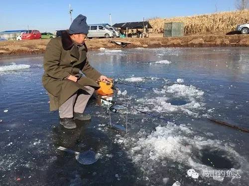 【视频】坐帐篷里烤火钓鱼，渔乐无穷，这样的冰钓你想要吗？