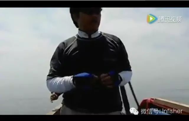 视频: 国外野外钓鱼 黑坑钓鲫鱼怎么抓口 传统钓鱼什么时候提杆
