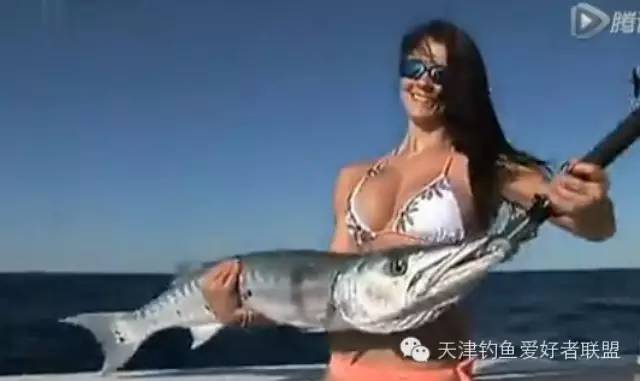 【微视频】大美女釣魚，差点想跑过去救她