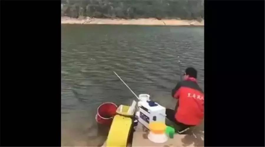 【钓鱼视频】这位钓友的精神，感动了无数钓鱼人