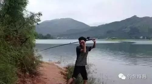 【钓鱼视频】钓大鱼的时候抛竿不要抛满，不听话的都像这个视频里一样