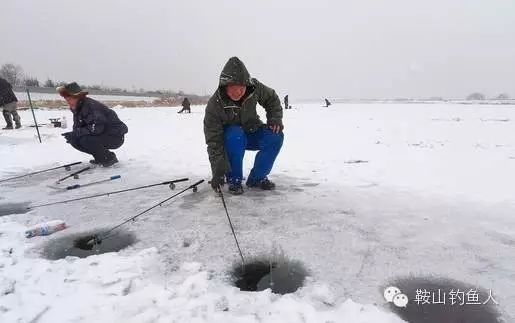 【钓鱼视频】这哥们冰钓不会冷，连炉筒子都用上了！！