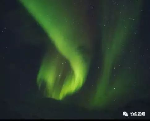 【钓鱼视频】极光荡漾，北极冰面夜钓美景