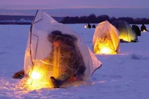 坐帐篷里烤火钓鱼，渔乐无穷，这样的冰钓你想要吗？