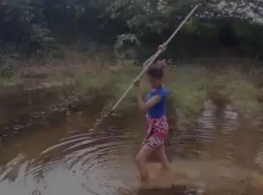 【游钓】挖掘机清理藕塘时，妹子去钓鱼