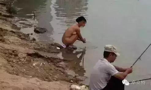 女子河边赤身裸体洗澡，钓鱼男子直接无视！快转给老婆看看，让她知道钓鱼人的定力有多高！