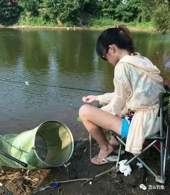 看这位女钓友大腿被蚊子叮的，真想替她挠挠......