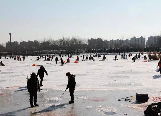 冰面上围满了1000多个钓鱼人，场面甚是壮观,垃圾冻在河面，看后揪心...!