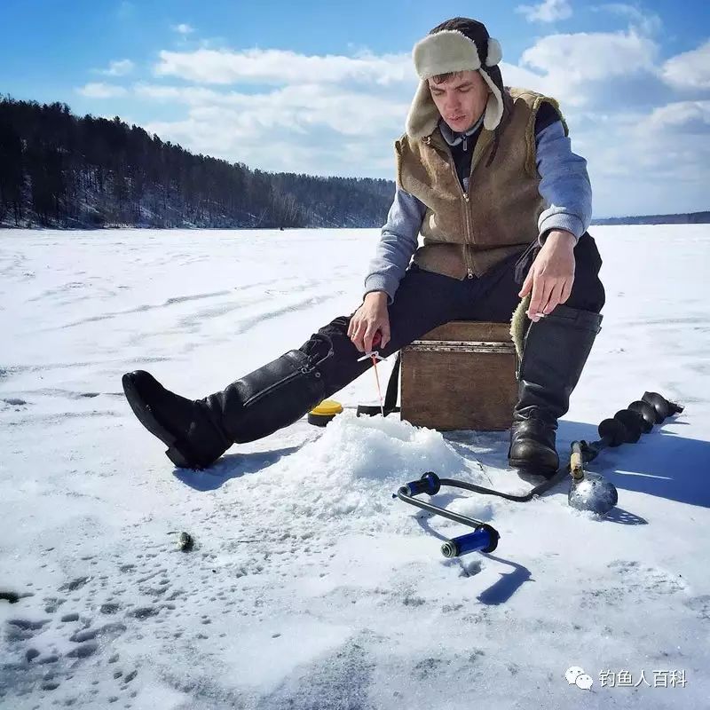今天小鱼带你体验一把冰钓的乐趣