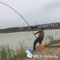 【视频】钓鱼这么拼，头一回见！