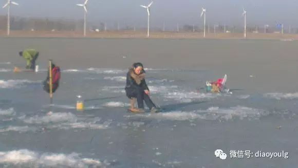 这冰天雪地的，还有女钓友，她钓鱼就是有点小麻烦！