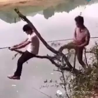 【视频】如此钓鱼，旁边的人看傻了！