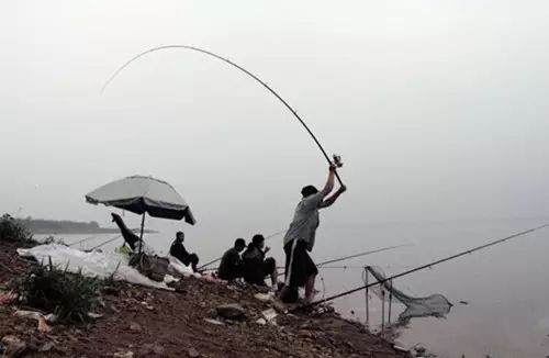 《经验》有效避免野钓抛竿钓鱼挂底的10个技巧