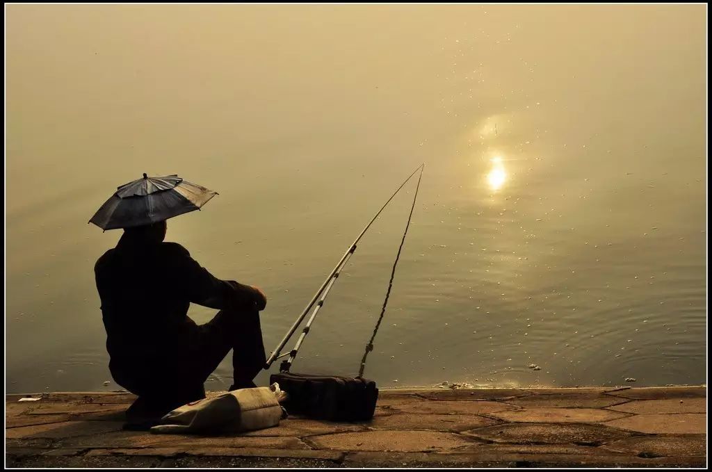 宜昌市民在江里钓鱼，谁知钓起那么可怕的东西，吓得他赶紧报警