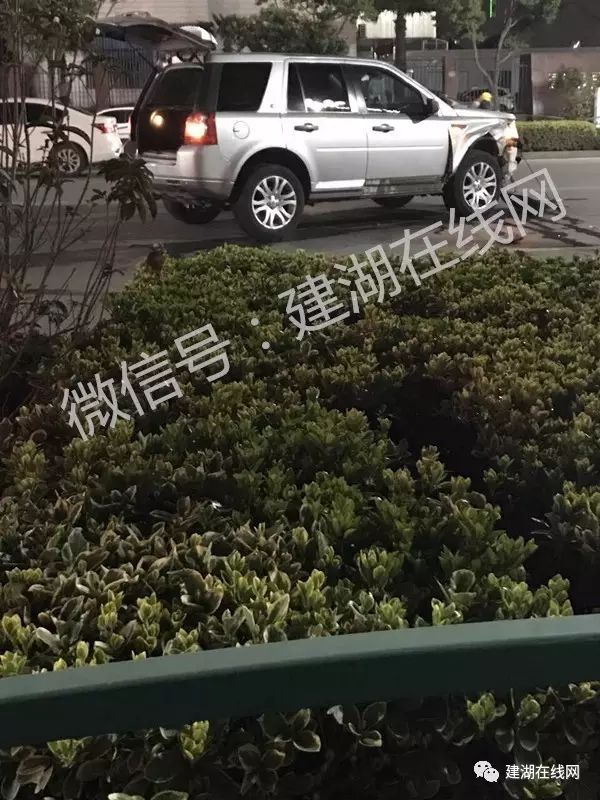 建湖湖中路深夜两车发生相撞，一轿车冲上绿化带！（多图）