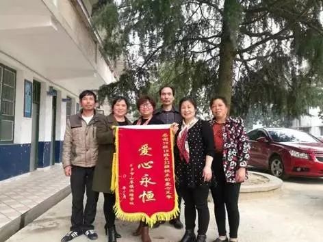 正能量山枣镇洪塘中学校友向母校捐赠人民币１万元