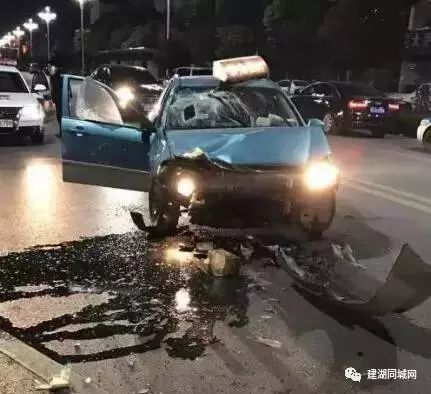 建湖一出租车开车不规矩追尾撞上了一辆运土车