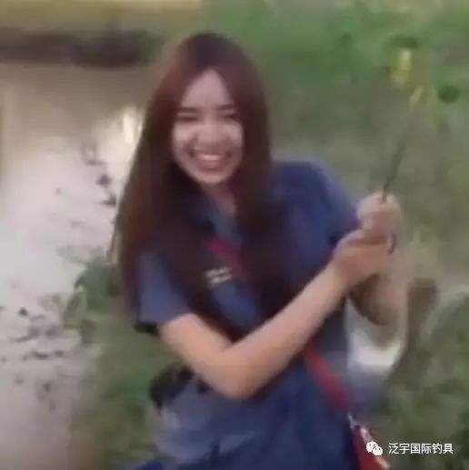 【视频】美女在河边用小木棍钓鱼，没想到一直钓到大鱼