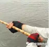 【视频】竹竿子钓鱼，看到最后好想拥有一根…